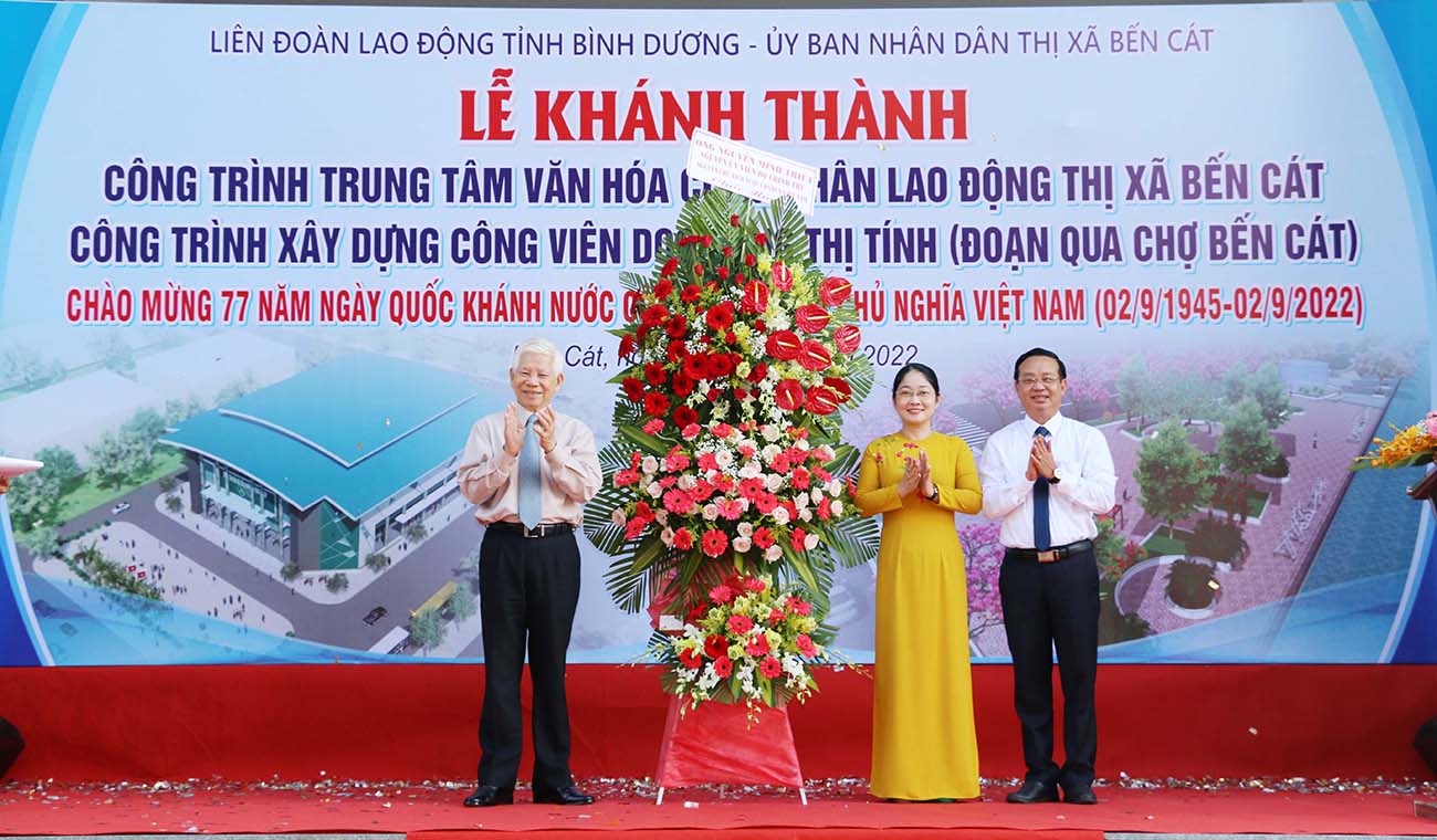 Đồng chí Nguyễn Minh Triết - Nguyên Chủ tịch Nước CHXHCN Việt Nam tặng lẵng hoa chúc mừng.